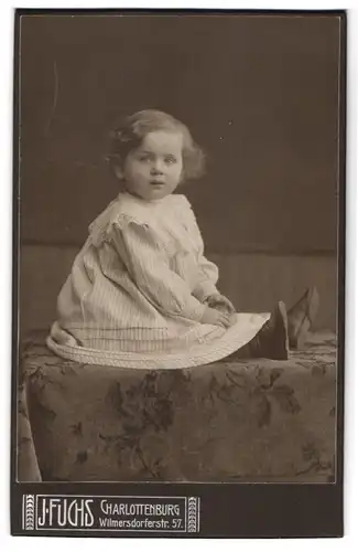 Fotografie J. Fuchs, Berlin-Charlottenburg, Wilmersdorferstr. 57, Kleines Mädchen im gestreiften Kleid