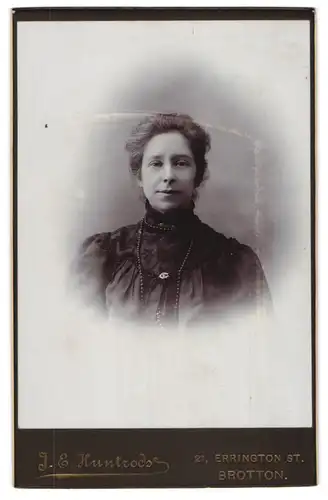 Fotografie J. E. Huntrods, Brotton, 21, Errington St., Junge Dame mit Kragenbrosche und Halskette