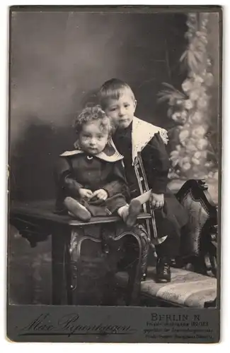 Fotografie Max Piepenhagen, Berlin, Friedrichstr. 122-123, Kleiner Junge im Kleid mit einem Kleinkind