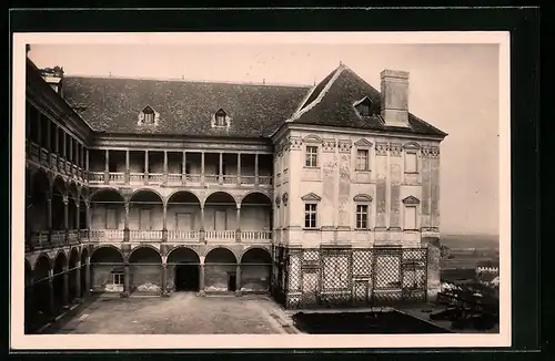 AK Opotschno, Schloss, Innenhof