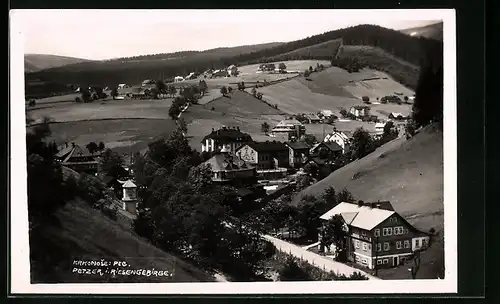 AK Petzer i. Riesengebirge, Panoramablick auf die Ortschaft