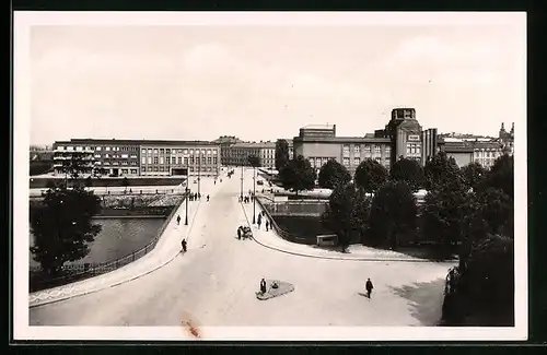 AK Königgrätz, Blick über die Brücke in einer Strasse