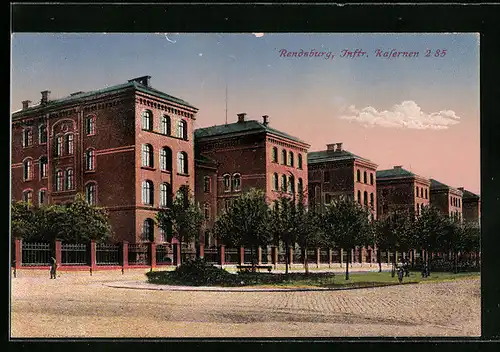 AK Rendsburg, Infanterie-Kasernen 285 mit Strasse