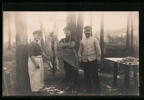 Foto-AK Fleischer mit Soldatenmützen mit geschlachtetem Schwein im Wald