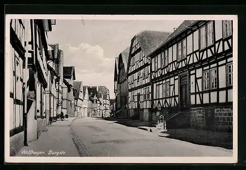 AK Wolfhagen, Burgstrasse mit Passanten