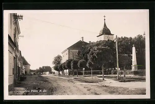 AK Neu Pölla, Strassenpartie mit Denkmal