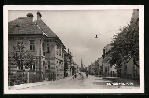 AK St. Valentin, Strassenpartie, Buben mit Fahrrädern