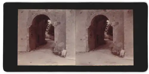 Stereo-Fotografie unbekannter Fotograf, Ansicht Saint-Bertrand-de-Comminges, Stadtmauer / Festungsmauer m. Torbogen