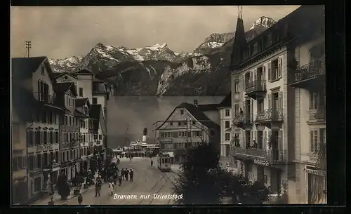 AK Brunnen, Partie mit Strassenbahn und Blick zum Urirotstock