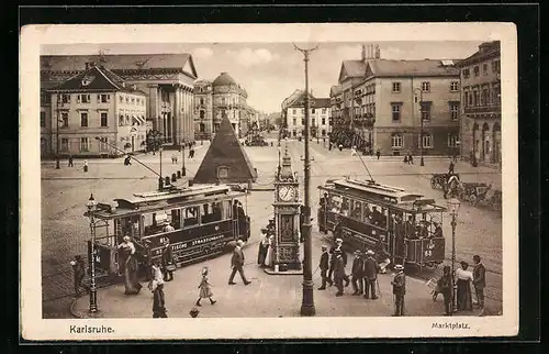 AK Karlsruhe, Strassenbahnen auf dem Marktplatz