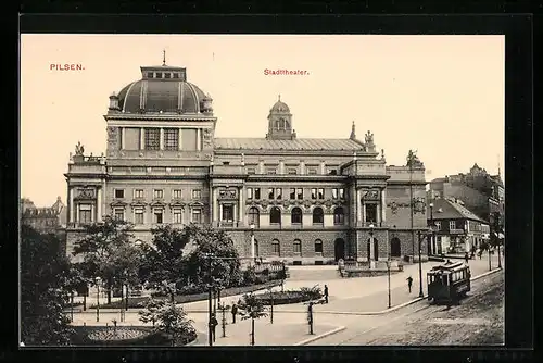 AK Pilsen, Strassenbahnverkehr vor dem Stadttheater