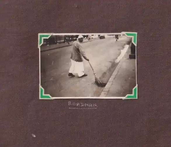 Fotoalbum mit 111 Fotografien ca. 1930, Ansicht Kairo, Handwerk, Markthändler, Sphinx, Metro Cinema, Tracht, Strassenbahn 3