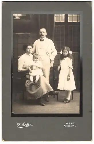 Fotografie F. Erben, Graz, Annenstr. 7, Familie in bester Sonntagsbekleidung beim Fotograf