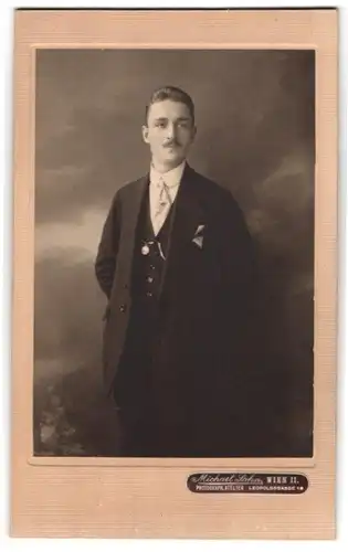 Fotografie Michael Sohn, Wien, Leopoldsgasse 1, junger Mann im Anzug mit Miniatur-Orden