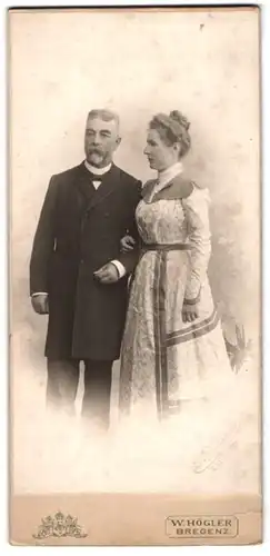 Fotografie W. Högler, Bregenz, Lorenz Luger im Anzug nebst Gattin beim Fotograf 1899