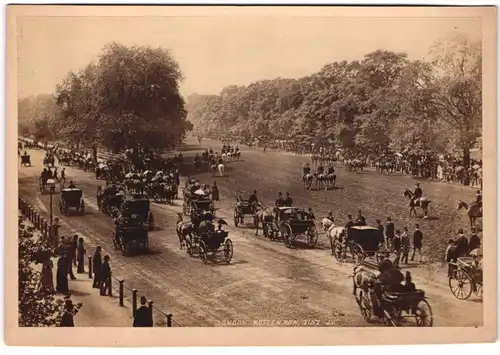 Fotografie J. V., Ansicht London, Rotten Row, Hyde Park mit Strassenverkehr Reiter zu Pferd & Pferdekutschen