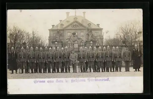 Foto-AK München-Fürstenried, Soldaten mit Pickelhelm vor dem Schloss