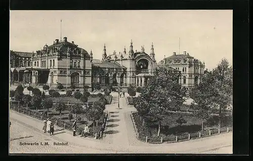 AK Schwerin i. M., Bahnhof mit Vorplatz