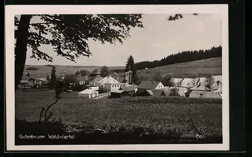 AK Gutenbrunn /Waldviertel, Ortsansicht von einem Feld aus