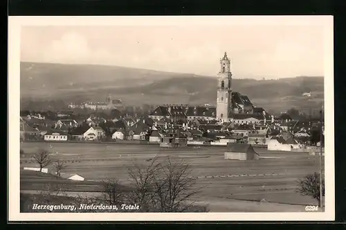 AK Herzogenburg /Niederdonau, Totalansicht hinter Feldern