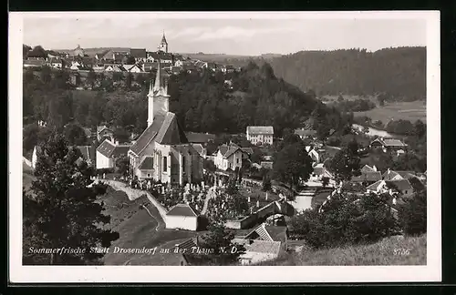 AK Stadt Drosendorf /Thaya, Ortsansicht mit Kirche und Kirchhof