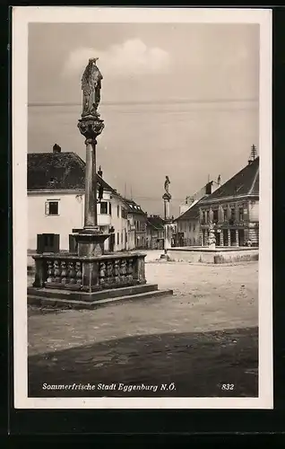 AK Stadt Eggenburg, Platz mit Säulendenkmälern