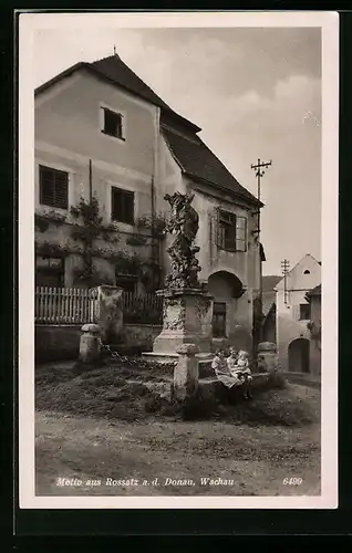 AK Rossatz /Donau, Denkmal vor einem Haus