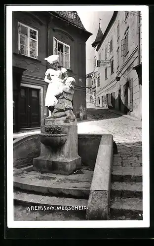 AK Krems a. d. Wegscheid, Gassenpartie mit Brunnen