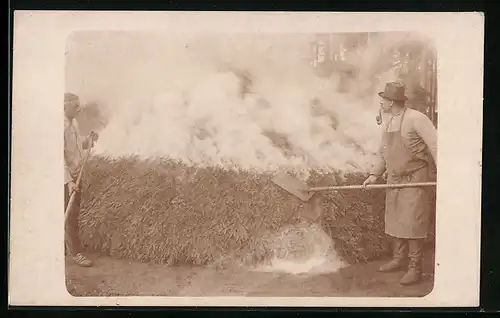 AK Arbeiter an rauchendem Stapel Nadelblätter