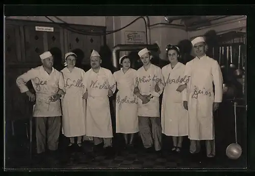 AK Köche in Berufskleidung in einer Küche