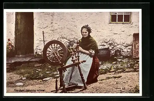 AK Alte Frau an einem Spinnrad