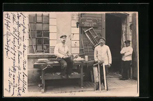 AK Deutsche Soldaten vor einer Tischlerei