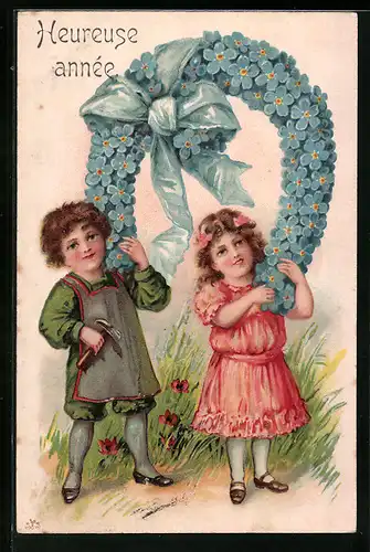 Präge-AK Zwei Kinder tragen Hufeisen aus Vergissmeinnicht, Blumenbild
