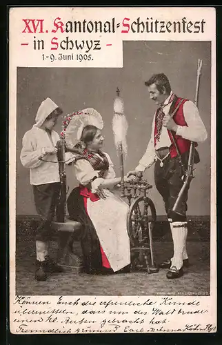 AK Schwyz, XVI. Kantonal-Schützenfest 1905, Familie in Tracht, Frau am Spinnrad