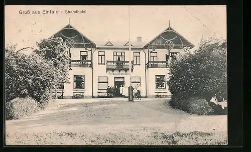AK Einfeld, Strandhotel, Gebäudeansicht mit Personal