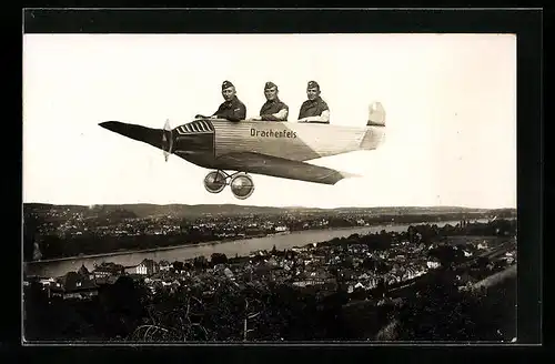 Foto-AK Drei Soldaten in Uniform in Flieger Drachenfels, Studiokulisse
