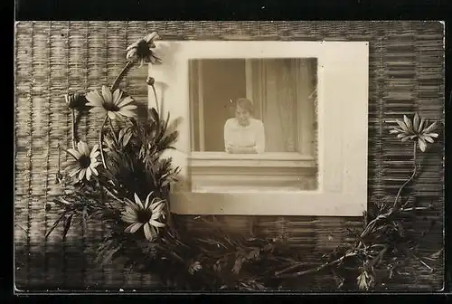 Foto-AK Frau in weisser Bluse guckt aus dem Fenster, Passepartout