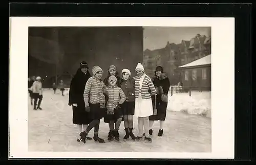 Foto-AK Frauen und Kinder mit Schlittschuhen auf einer Eisfläche