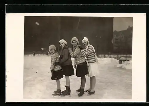 Foto-AK Mädchen mit Schlittschuhen auf dem Eis