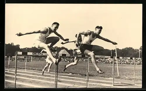 Foto-AK Leichtathleten springen über eine Hürde