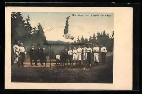 AK Turner beim Handstand und Luftrolle vorwärts