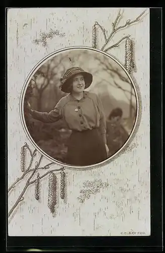 Foto-AK Junge Frau in Bluse und Rock, Passepartout