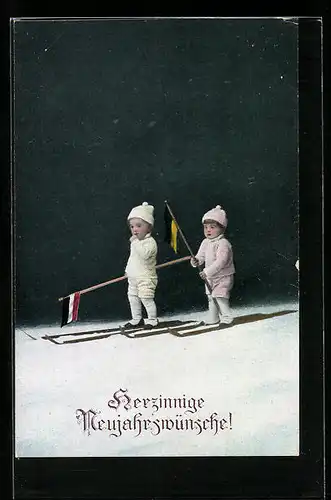 AK Zwei Jungen mit Fahnen fahren Ski, Neujahrsgruss
