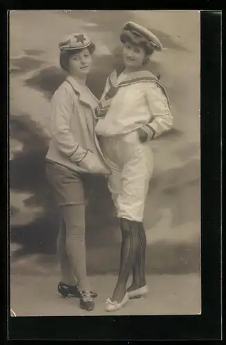 Foto-AK Zwei junge Damen in Hosen in einer Studiokulisse