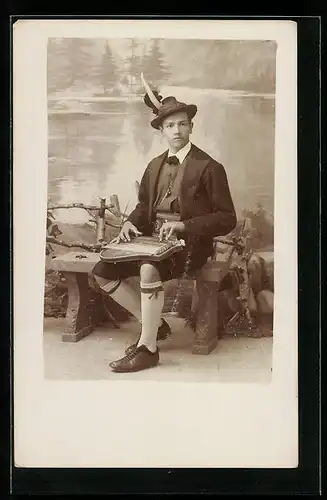 AK Mann in Tracht spielt auf einer Zither