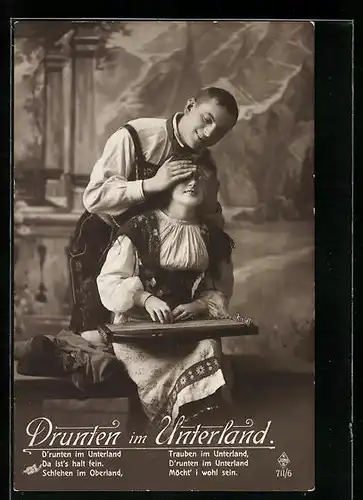 AK Frau mit Zither bekommt von einem Mann die Augen zugehalten