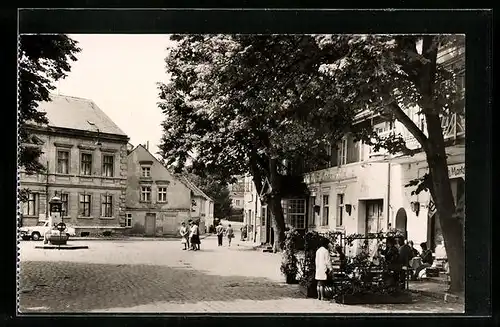 AK Buckow /Märkische Schweiz, Am Markt mit Linden-Hotel