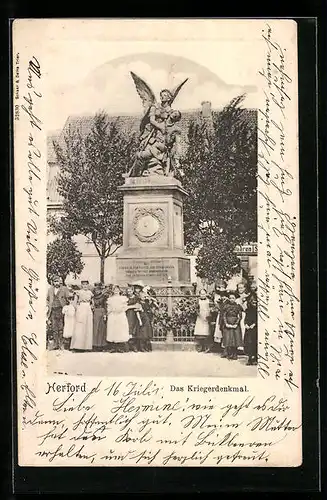 AK Herford, Einwohner vorm Kriegerdenkmal