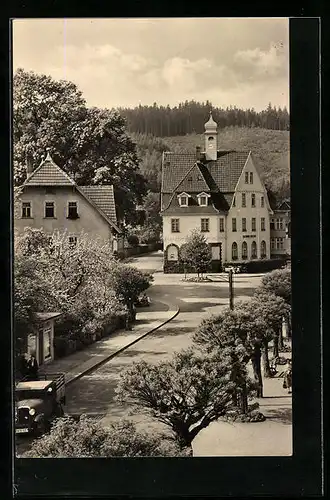 AK Georgenthal /Th., Strassenpartie mit FDGB-Heim