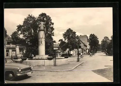 AK Weisswasser, Bahnhofstrasse und Glasmacherbrunnen